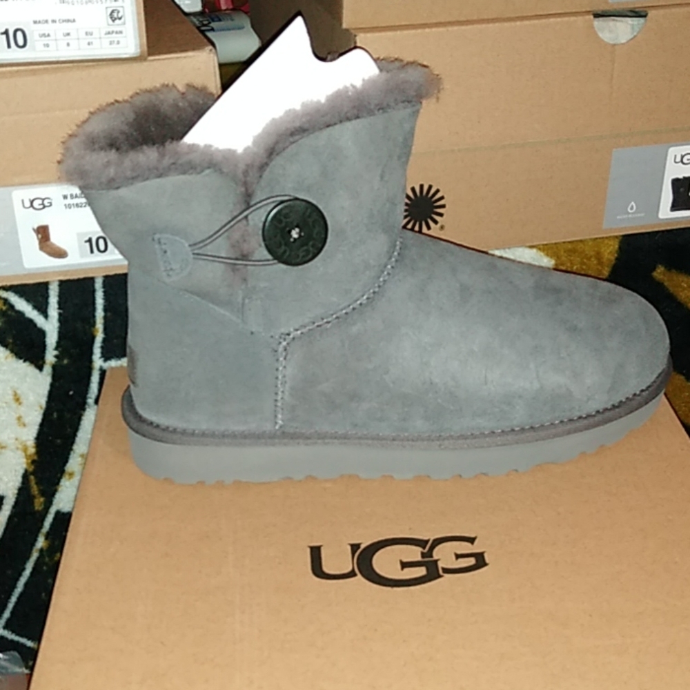 Ugg Mini bailey button ll